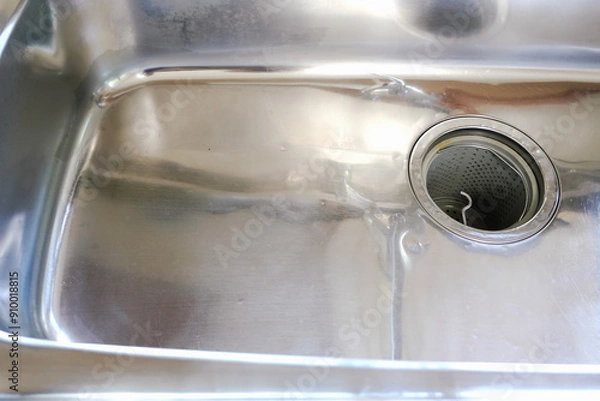 Obraz 鏡面仕上げにした古い古民家の台所の流し Old kitchen sink polished as shiny as mirror