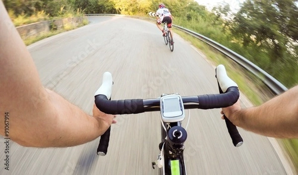 Obraz Guidando la bicicletta in velocita. coppia di ciclisti. pov original point of biew