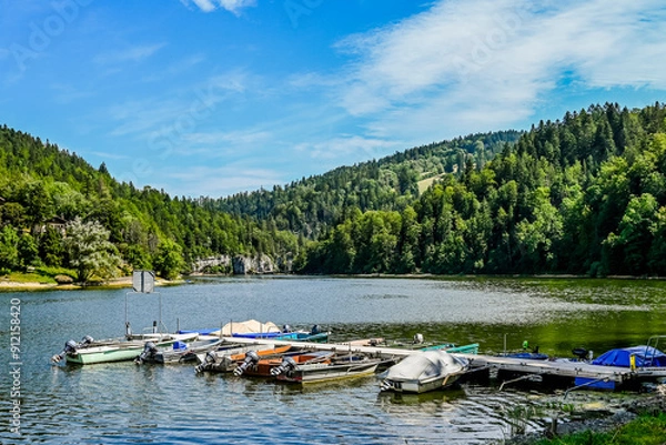 Fototapeta Les Brenets, le lac des Brenets, Doubs, Fluss, Hafen, Flussfahrt, Boote, Ausflug, le Saut-du-Doubs, Jura, Juramassiv, Felswände, Fischer, Sommer, Schweiz