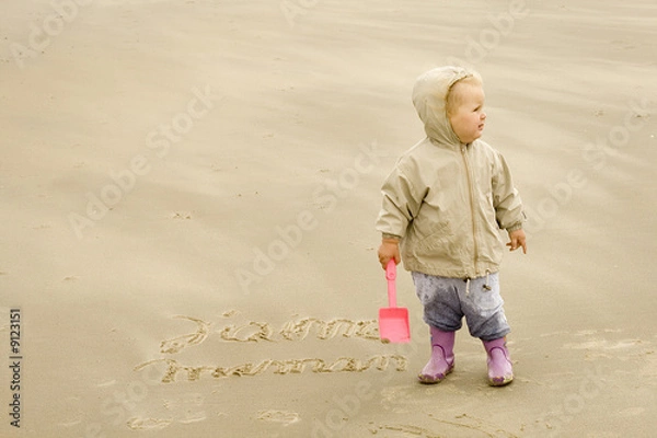 Fototapeta Fille écrivant j'aime maman sur le sable de profile