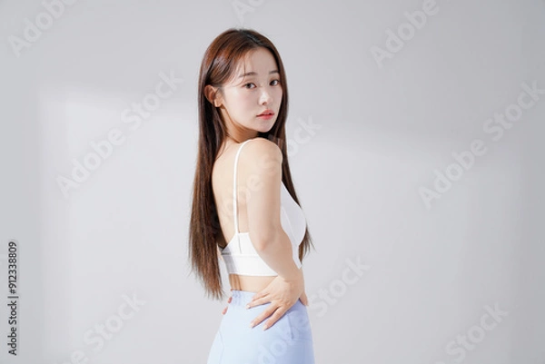 Fototapeta スポーツウェアを着た美しい女性のスタイリッシュなポートレート