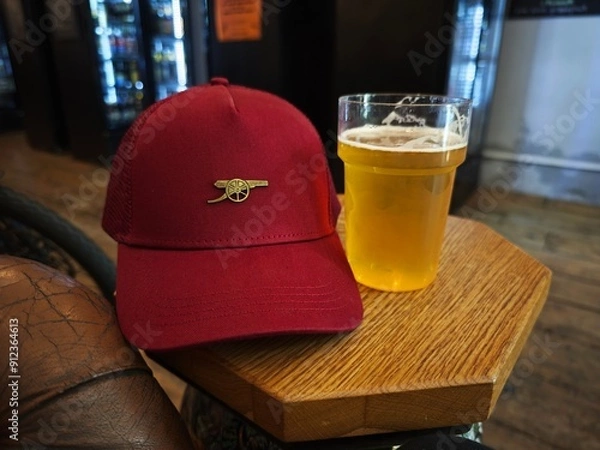 Obraz Football cap and glass of beer