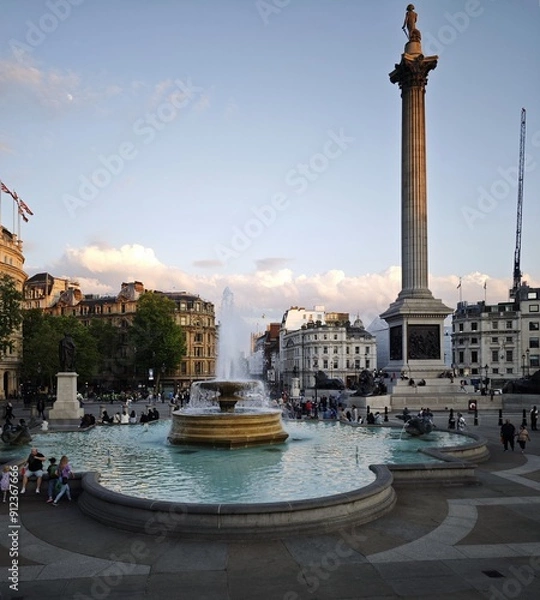 Obraz Large square with a fountain in London
