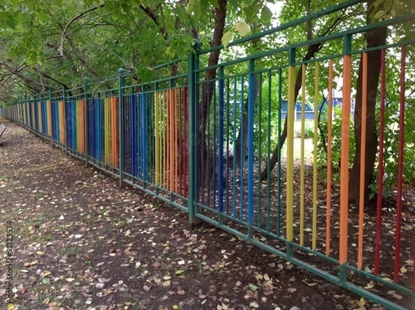 Obraz забор цвета радуги