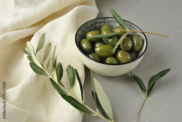 Obraz green olives on a board