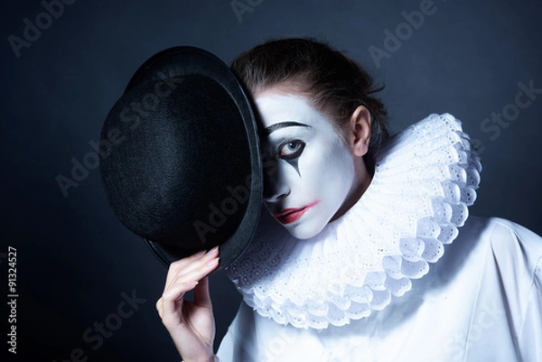 Obraz Smutny mime Pierrot trzymający czarny kapelusz