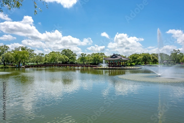 Fototapeta 포룡정이 보이는 궁남지의 풍경, 부여 서동공원에 위치-Scenic view of Gungnamji Pond with Porungjeong Pavilion, located in Seodong Park, Buyeo