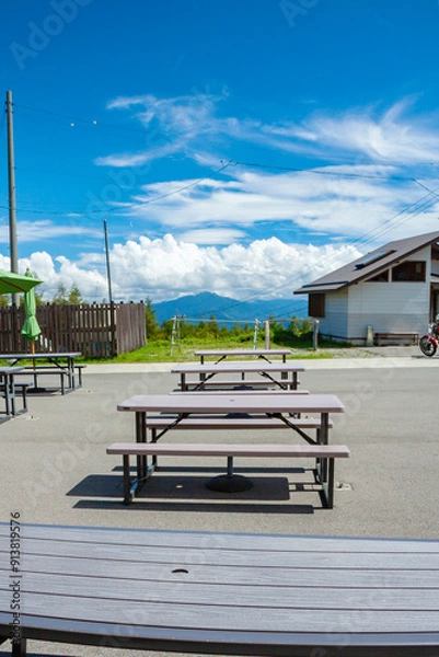 Fototapeta 夏の青空と白い雲が見える高原の休憩スペース