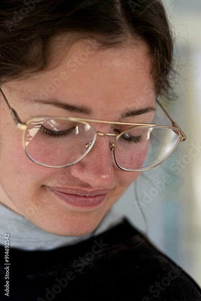 Obraz mirada sonriente de mujer estudiosa en su oficina 