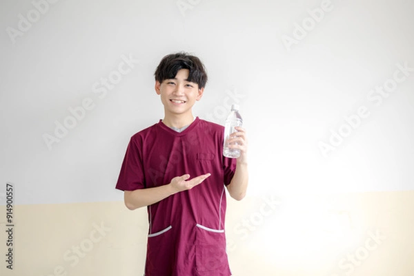 Obraz 水をすすめる男性