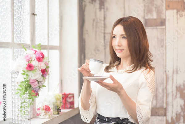 Obraz コーヒータイムで一息つく美しい40代日本人女性