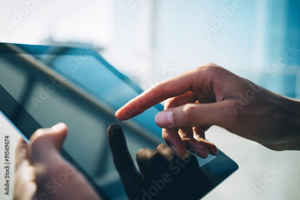 Obraz miasto i ręce za pomocą tabletu