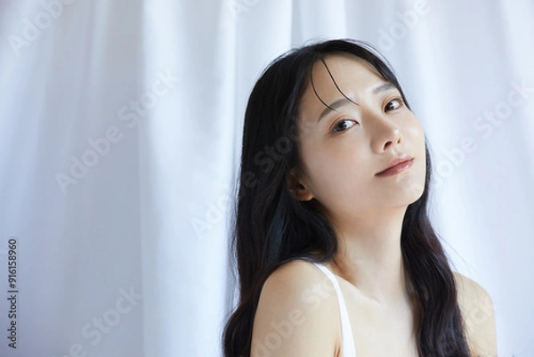 Fototapeta 白いジャケットを着た若い女性のポートレート