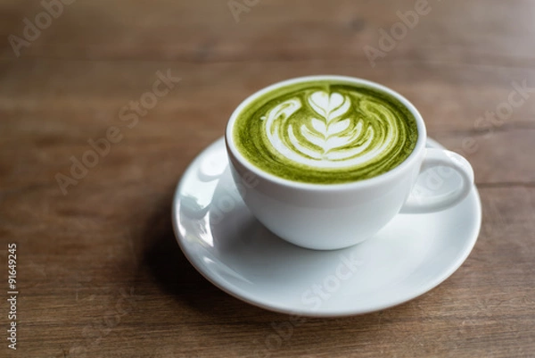 Obraz Matcha latte na drewnianym tle