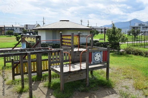 Fototapeta 木製の遊具／山形県庄内地方の公園で、木製の遊具を撮影した写真です。