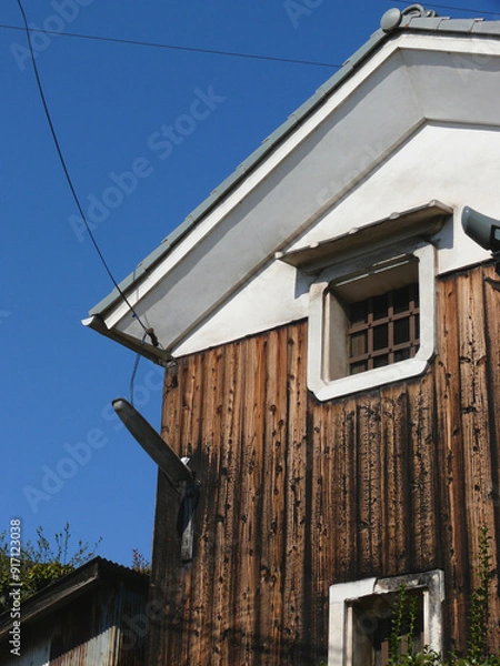 Fototapeta 日本の蔵の壁に設置された街灯