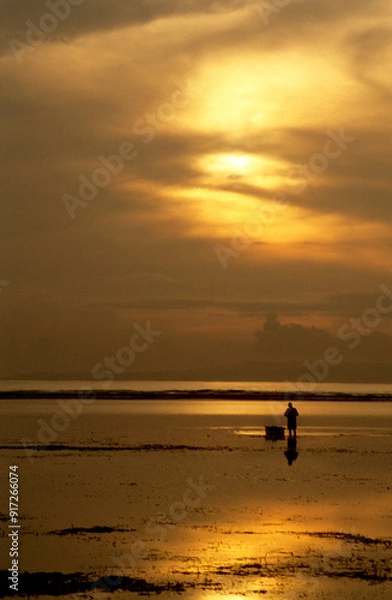 Fototapeta wunderschöner romatischer malerischer Sonnenuntergang am Stand von Bali
