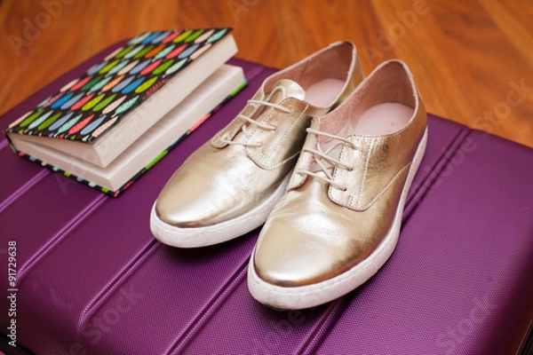 Fototapeta Обувь и книга на чемодане