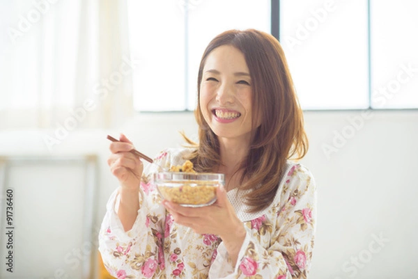 Obraz 朝食中の綺麗な40代日本人女性