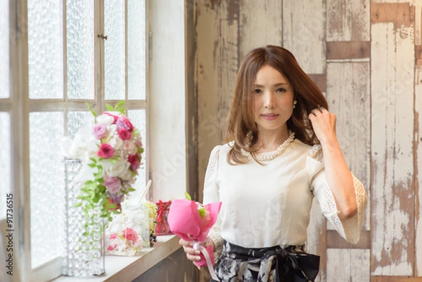 Obraz 朝食中の綺麗な40代日本人女性