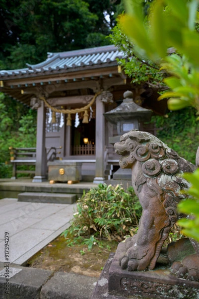 Obraz Japanese temple entrance with lion sculpture on the front