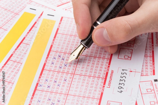 Fototapeta männliche Hand Füllt Lottoschein