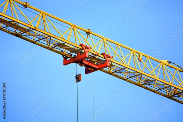 Obraz Грузовая тележка подъемного строительного башенного крана с балочной стрелой