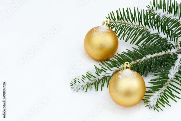 Fototapeta Goldene  Weihnachtskugeln im Schnee