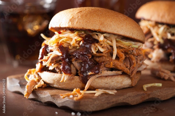 Fototapeta Domowy ściągany burger wieprzowy z sosem Coleslaw i BBQ