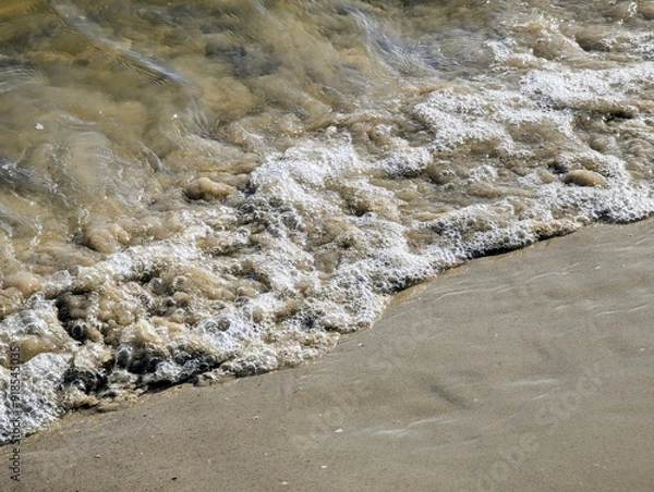 Obraz Eine Welle rollt an den Strand