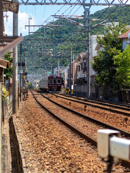 Fototapeta 住宅地を走る能勢電鉄の車両