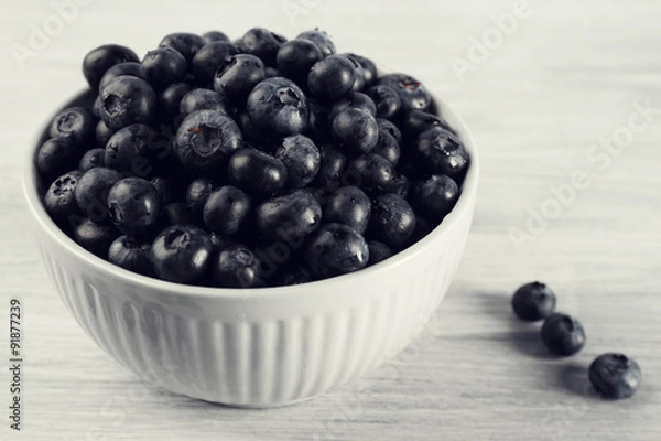 Fototapeta Fresh blueberries in bowl on table close up