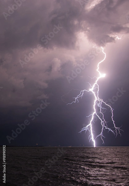 Fototapeta Blitzeinschlag in den Chiemsee in Bayern bei Unwetter