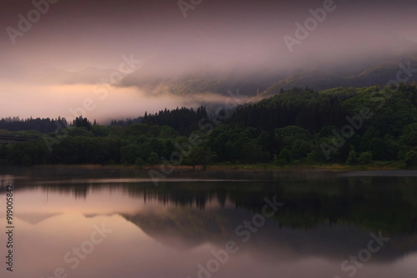 Obraz 岩手県西和賀町　新緑の錦秋湖