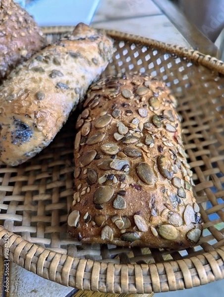 Fototapeta Brötchen in einem frühstückskörbchen