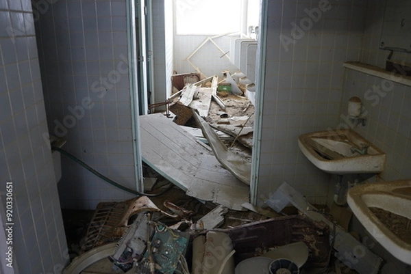 Obraz 気仙沼市東日本大震災遺構（男子トイレ）