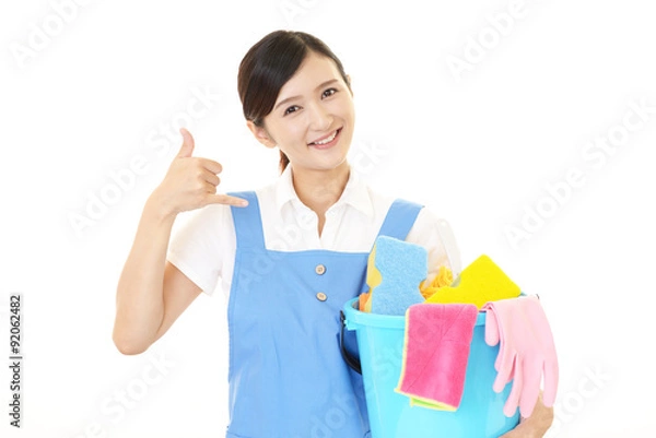 Fototapeta お掃除をする女性