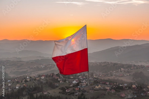 Obraz Biało-czerwona flaga Polski na tle zachodzącego słońca w górach - Ochodzita, Koniaków