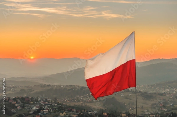 Obraz Biało-czerwona flaga Polski na tle zachodzącego słońca w górach - Ochodzita, Koniaków