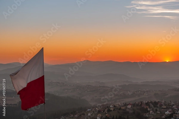 Obraz Biało-czerwona flaga Polski na tle zachodzącego słońca w górach - Ochodzita, Koniaków