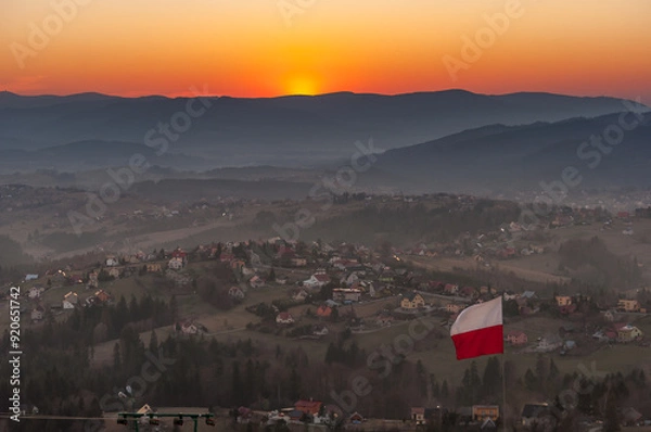 Obraz Biało-czerwona flaga Polski na tle zachodzącego słońca w górach - Ochodzita, Koniaków