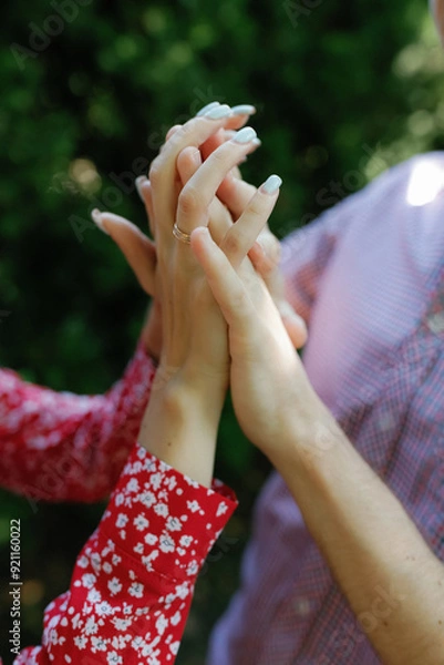 Obraz The lovers hold hands, no faces visible.