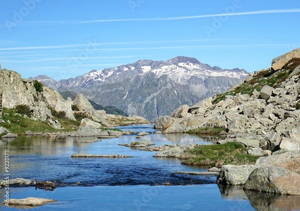 Obraz Picos sobre río cristalino. Macizo del Posets sobre río de agua cristalina. Parque Natural Posets-Maladeta, España