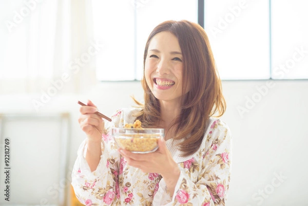 Obraz 朝食中の綺麗な40代日本人女性