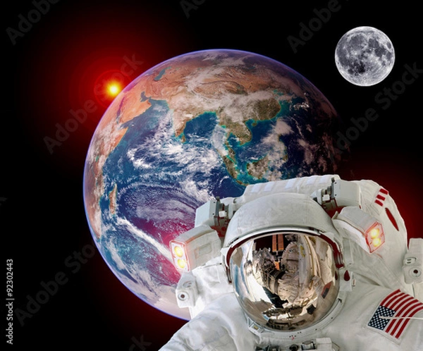 Fototapeta Astronauta kosmonauta odizolowany hełm kosmos ziemia satelita księżyc słońce. Elementy tego zdjęcia dostarczone przez NASA.
