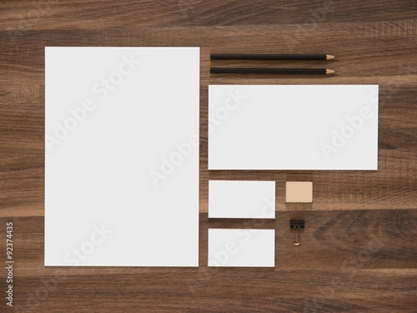 Fototapeta Papier firmowy, koperty i puste wizytówki na drewnianym biurku.