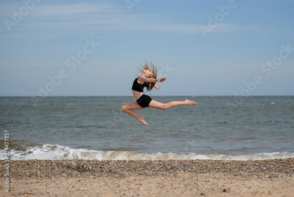 Fototapeta Dancer on beach