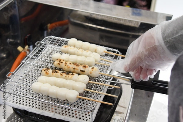 Obraz 手でつまむ調理中の団子