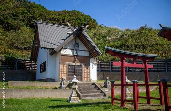 Obraz 積丹神社｜ウニ丼で人気の食事処「みさき」の裏側にある平屋作りの神社です
