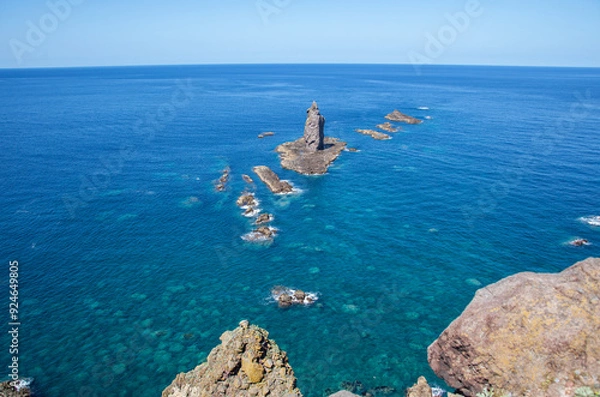 Obraz 神威岩（かむいいわ）積丹半島｜積丹ブルーにそそり立つ奇岩の景観は神々しく息を呑むほど美しい
